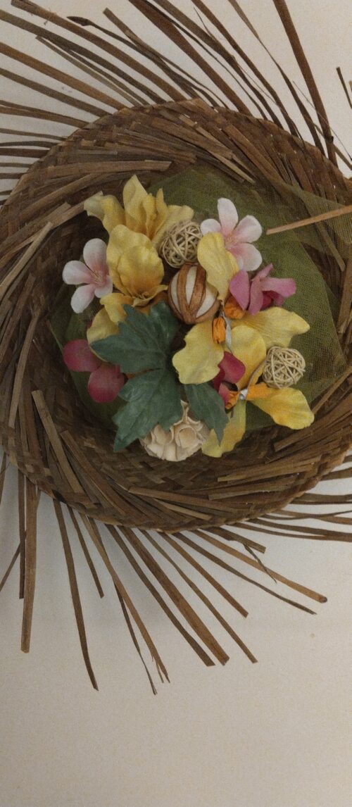 Chapeau en paille pour la décoration orné de fleurs